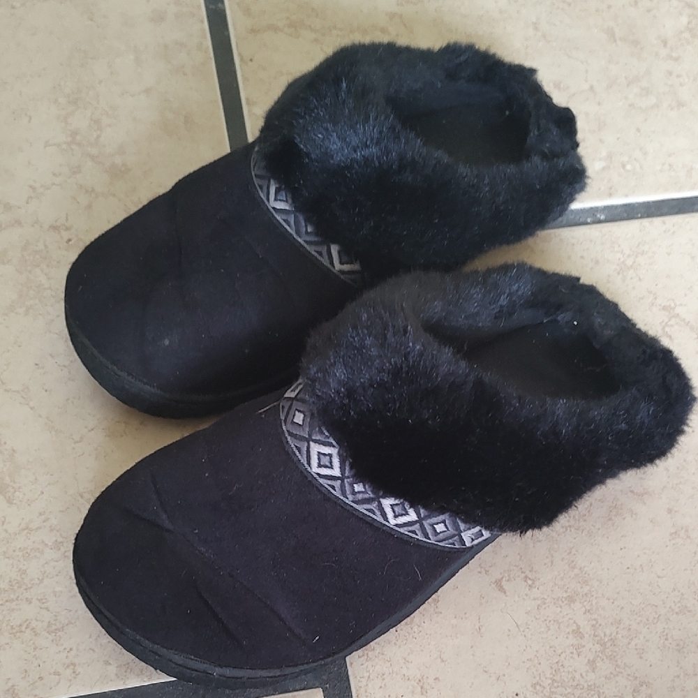 Women’s Black Faux Fur Lined Slip-On Slippers